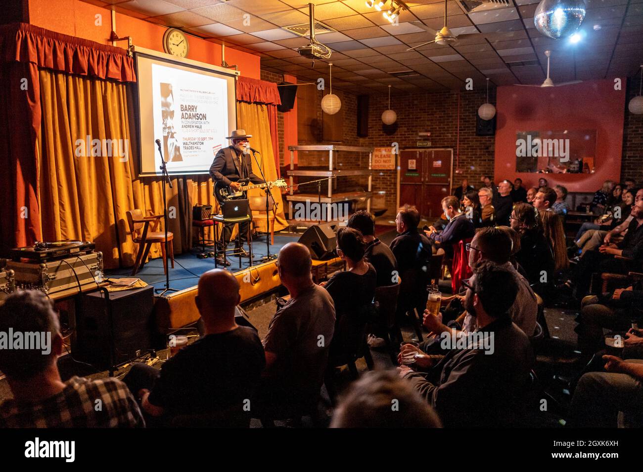 London, 30. September 2021: Der Musiker Barry Adamson spielt im Trades Club in Walthamstow bei einem Rock'n'Roll Book Club Event. Stockfoto
