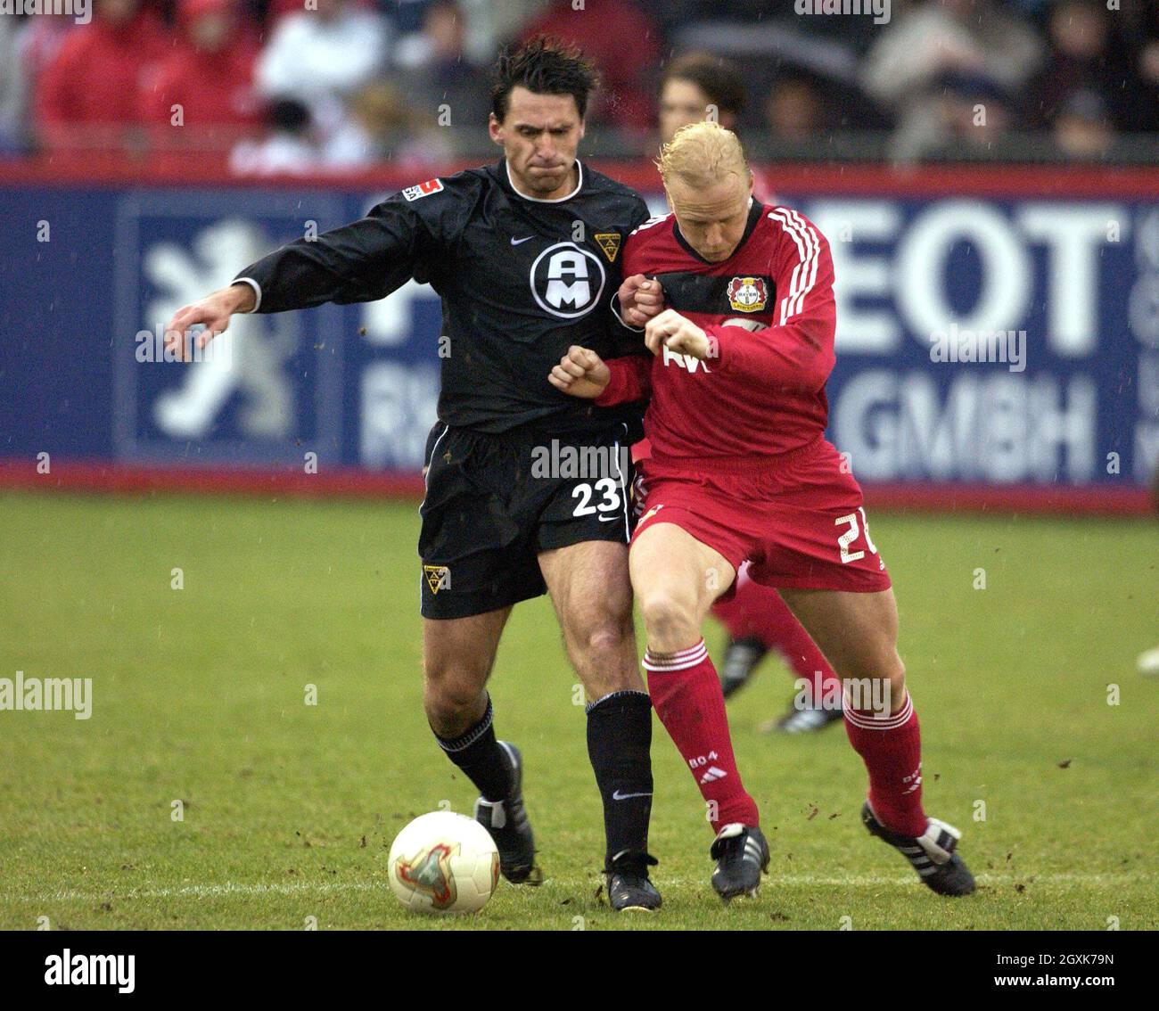 BayArena Leverkusen Deutschland, 19.1.2003 Fußball: Testspiel in der Nebensaison, Bayer 04 Leverkusen (B04,rot) gegen Alemannia Aachen (AAA, schwarz) 1:2 --- Josef Ivanovic (AAA), Carsten Ramelow (B04) Stockfoto