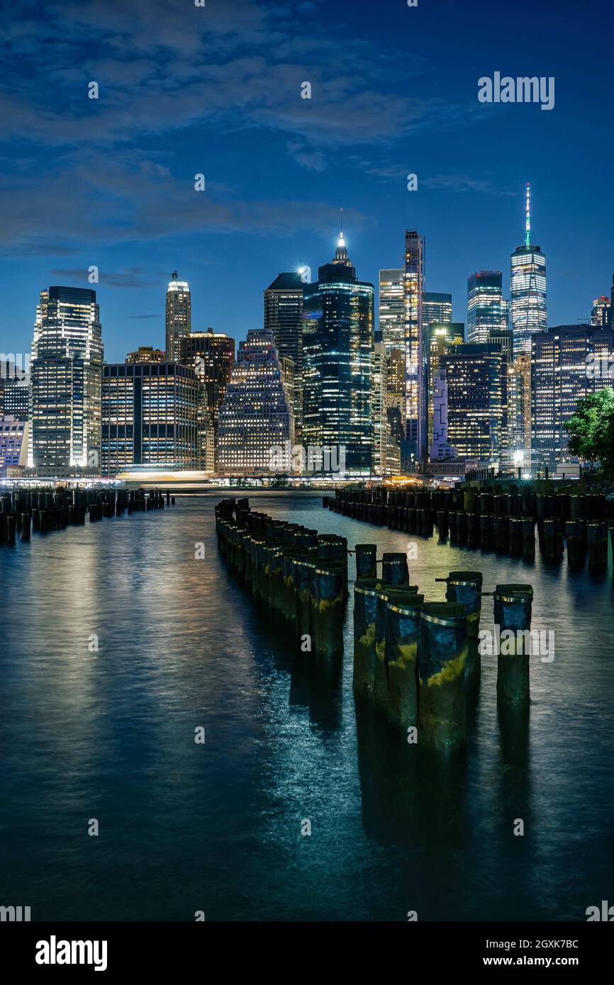 Blick vom Brooklyn Bridge Park, New York, USA, auf das Stadtbild des Finanzviertels von Manhattan Stockfoto