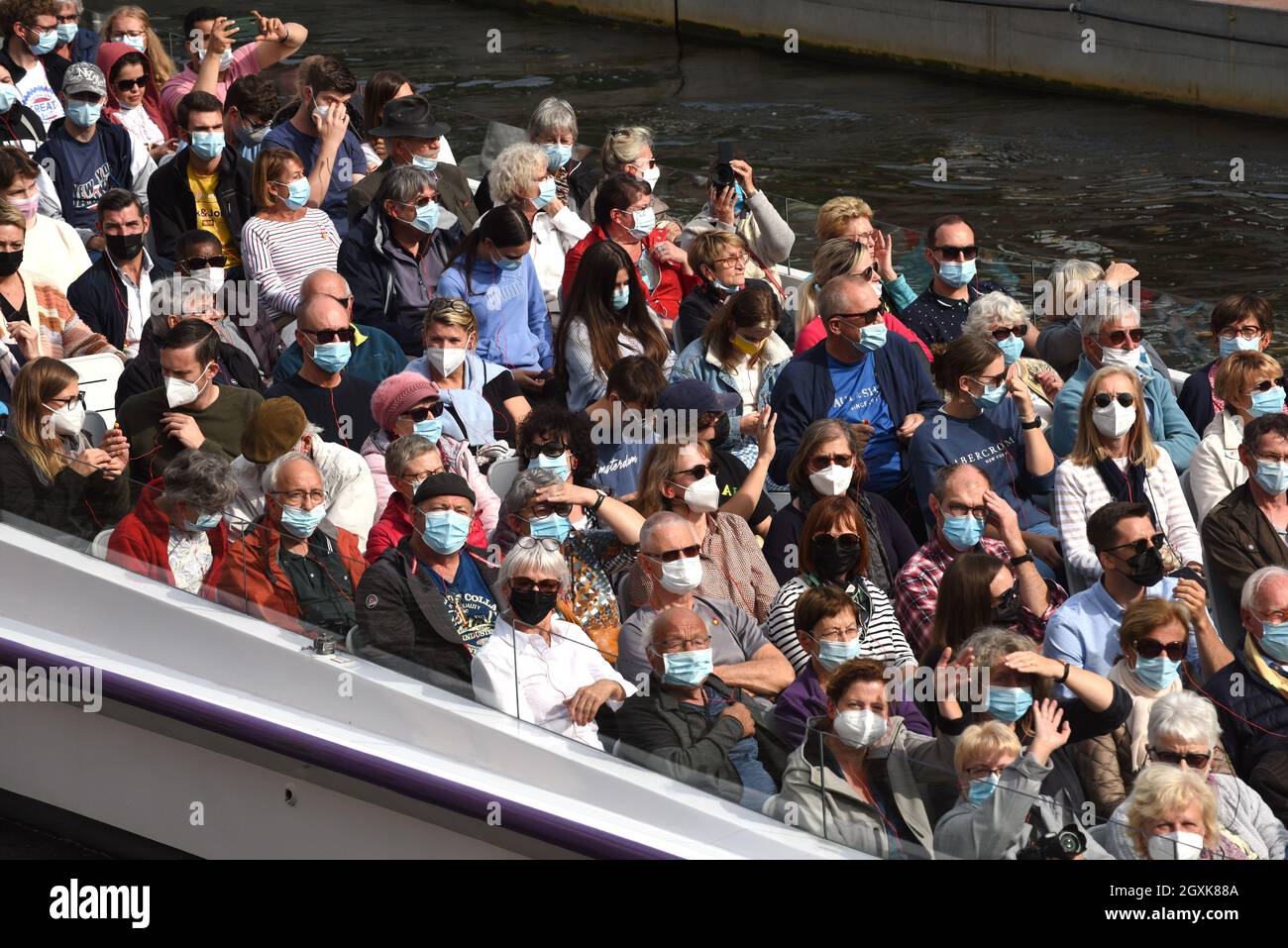 Touristen tragen Covid Pandemie Gesichtsmasken auf Sight Seeing Boot Strasbourg Frankreich 2021 Coronavirus Virus Tourismus Urlaub Reisen Urlaub Passagiere Stockfoto