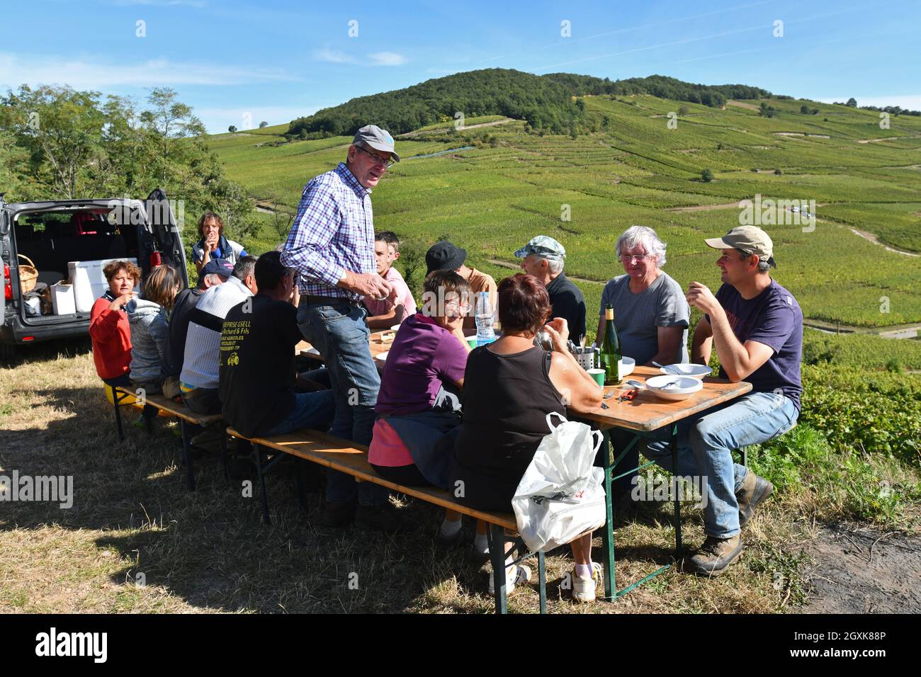 Französische Traubenpflücker machen Mittagspause in der Nähe von Kaysersberg im Elsass Oktober 2021. Traubenernte frankreich pflücker Hand pflücken Stockfoto Französische Traubenpflücker machen Mittagspause in der Nähe von Kaysersberg im Elsass Oktober 2021. Traubenernte frankreich pflücker Hand pflücken Stockfoto