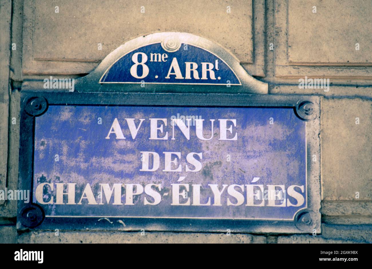 PARIS Vintage Schild Retro Paris verwittert alten Stil Straße Plakette "Avenue des Champs-Elysees" 8me ARRT. 8. Arrondissement Paris Stadtzentrum historische französische Attraktion Frankreich Stockfoto