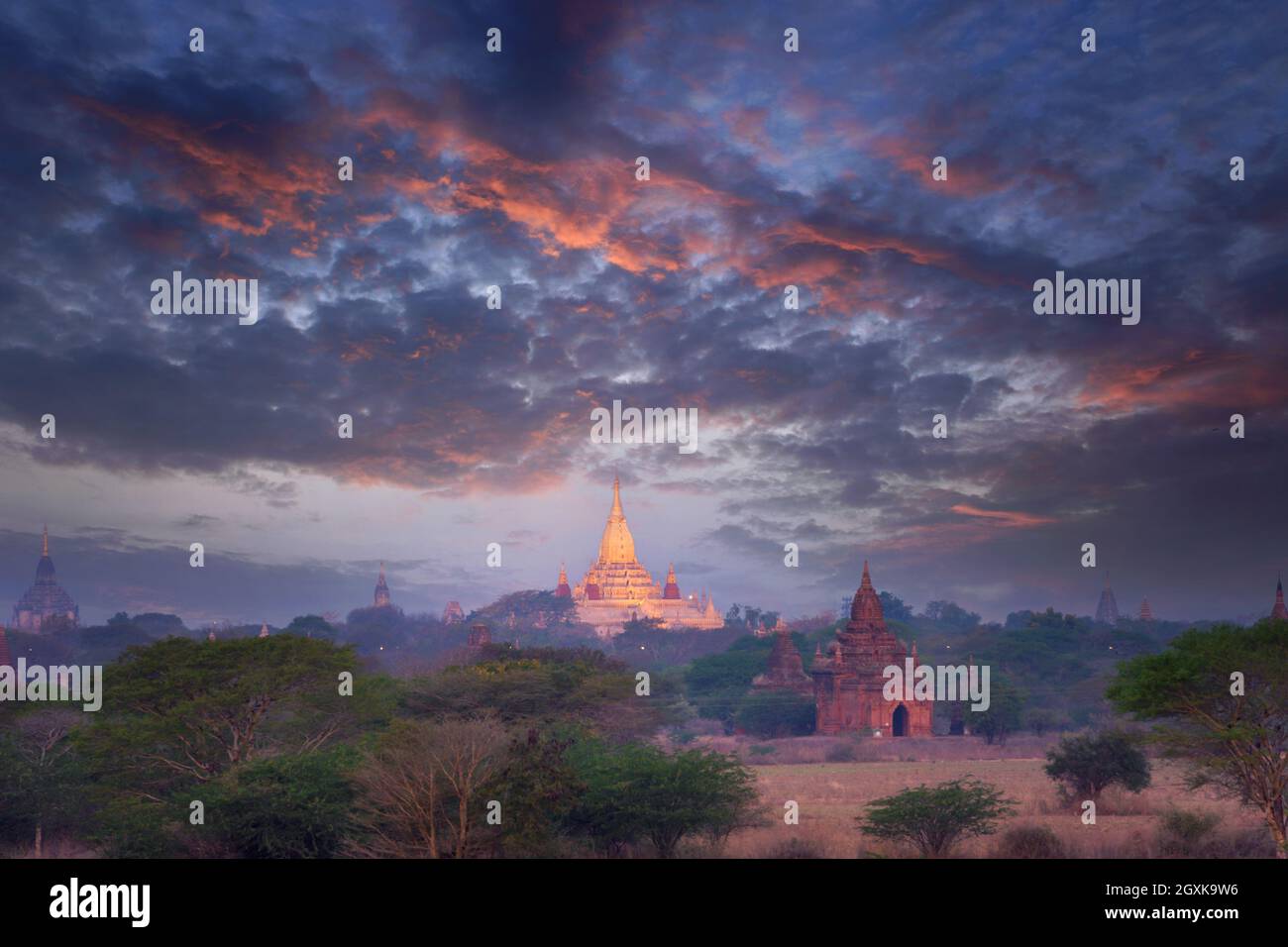 Tempel bei Sonnenuntergang, Bagan, Mandalay, Myanmar Stockfoto