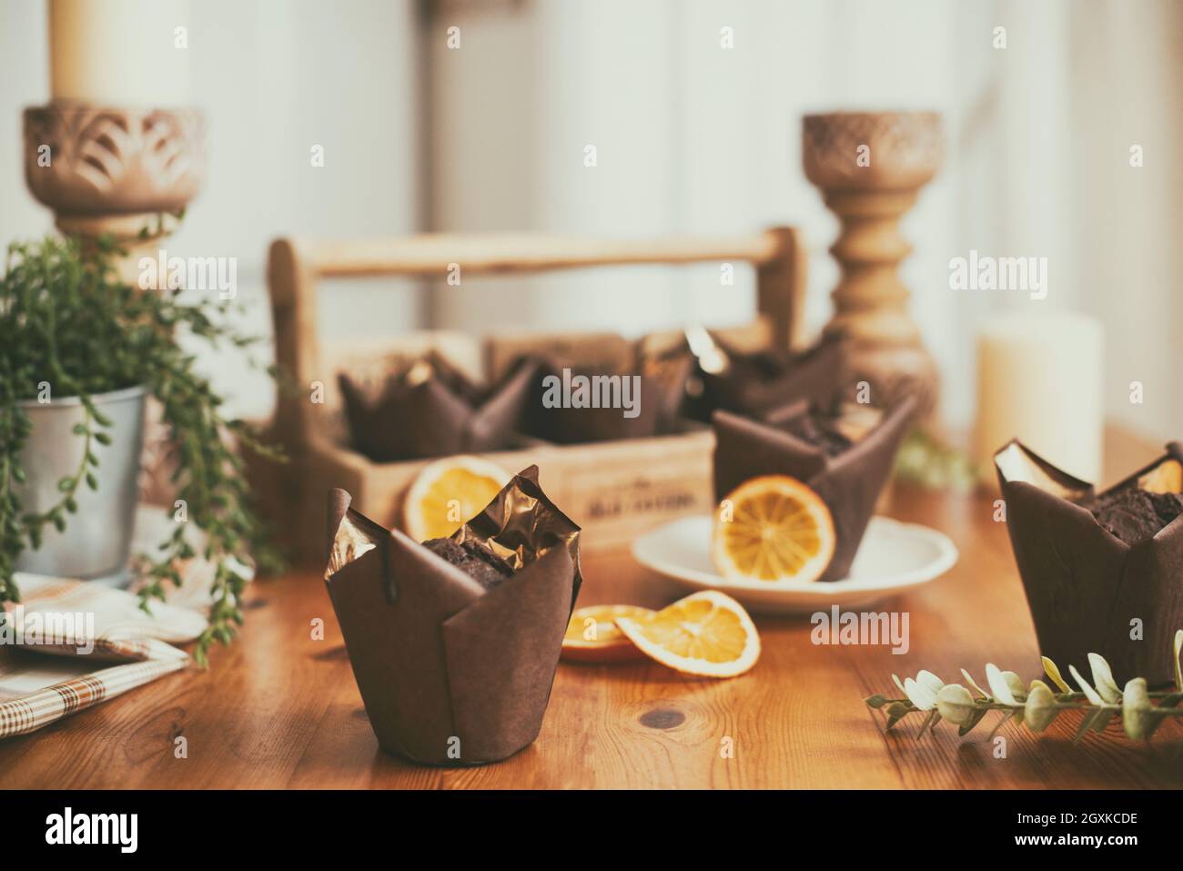 Schokolade und Orangenmuffins auf einem Holztisch Stockfoto