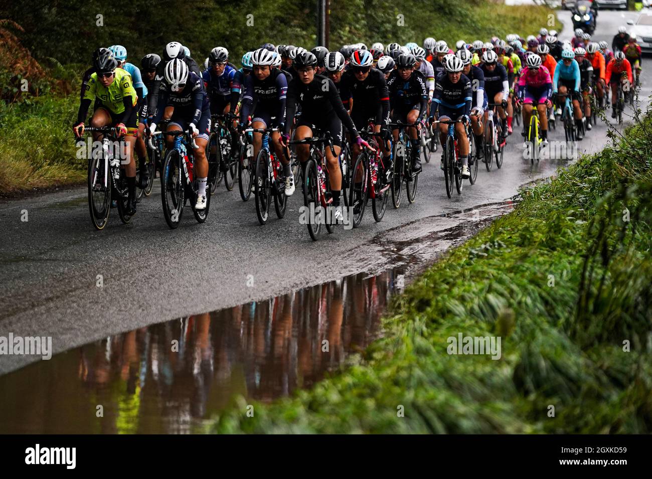 Das Hauptfeld während der zweiten Etappe der AJ Bell Women's Tour in Walsall, Großbritannien. Bilddatum: Dienstag, 5. Oktober 2021. Stockfoto