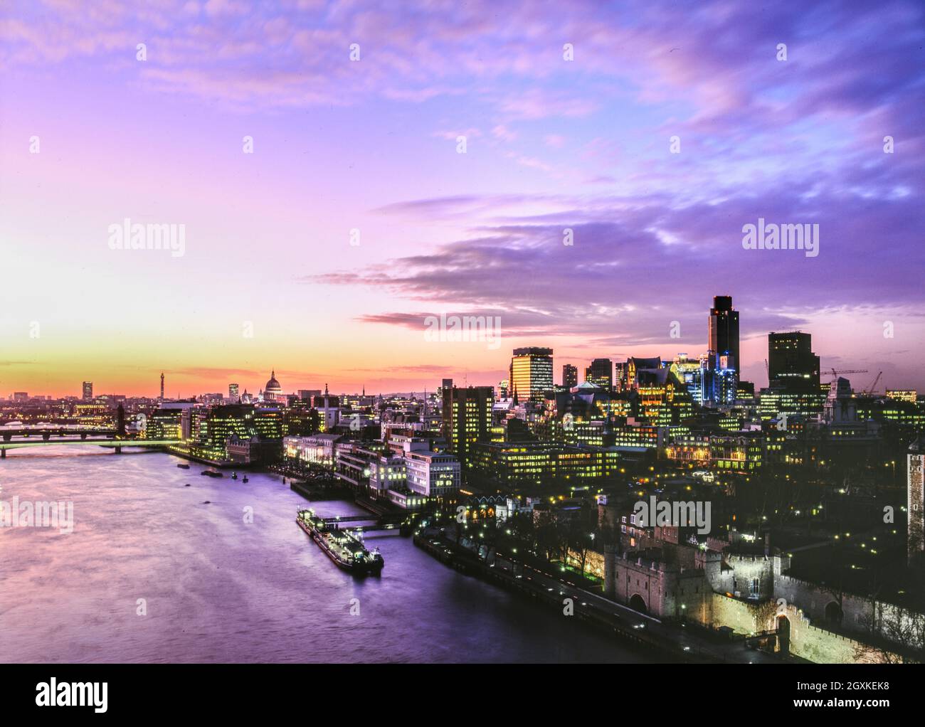LONDON CITY THAMES 1980er Jahre Vintage Retro London City Financial Centre Themse einzigartige historische Aussicht von der Spitze der Tower Bridge bei Sonnenuntergang, Blick auf die City und Saint Pauls Cathedral London UK Stockfoto