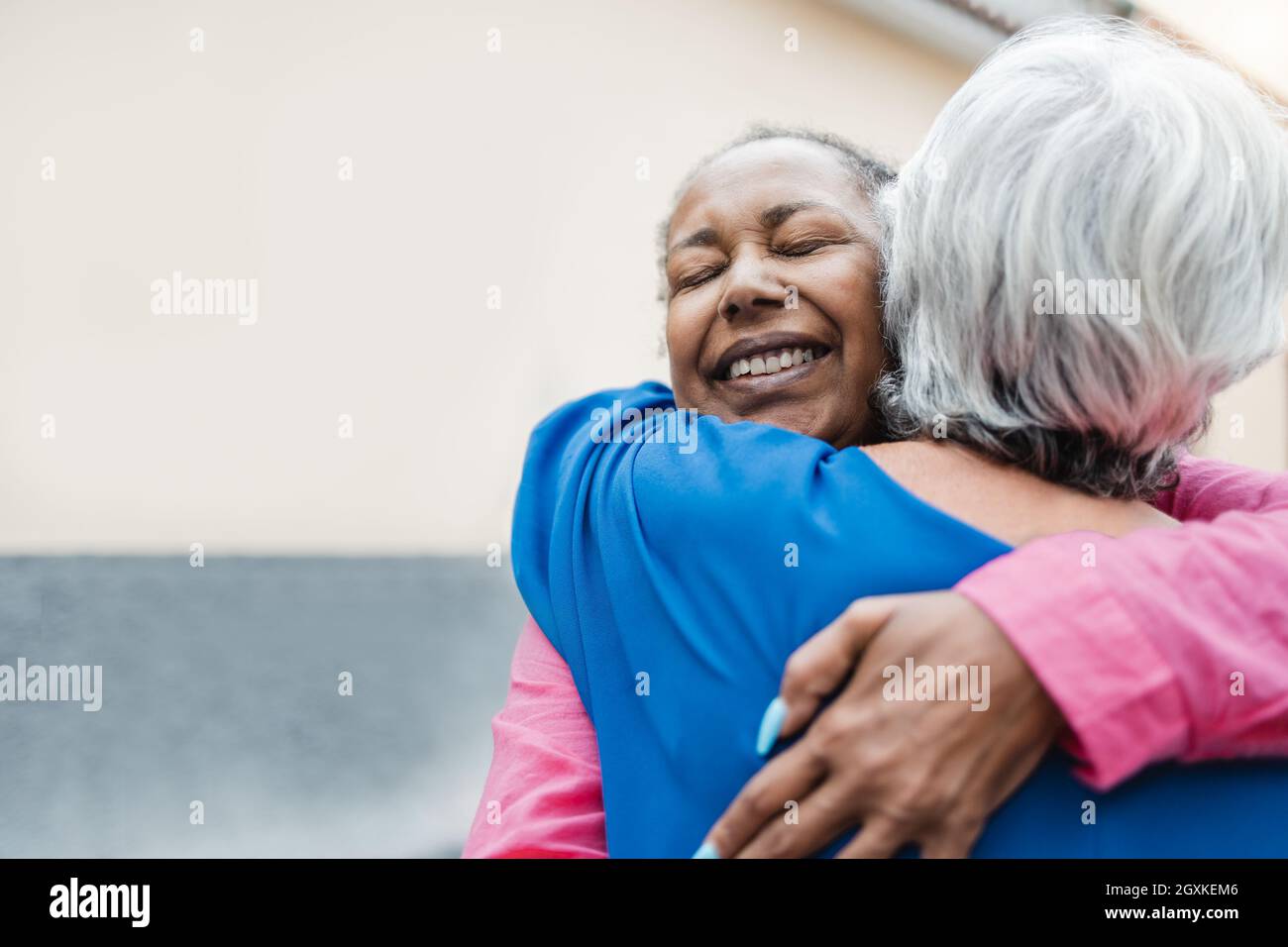 Multirassische ältere Frauen umarmen sich - ältere Freundschaft und Liebe Konzept - Fokus auf afrikanische Frau Gesicht Stockfoto