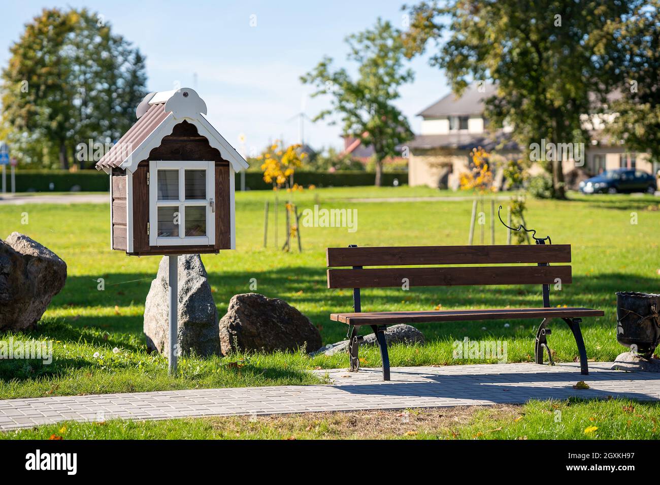 Kostenloses Mini-Haus im Garten zur gemeinsamen Nutzung von Büchern Stockfoto