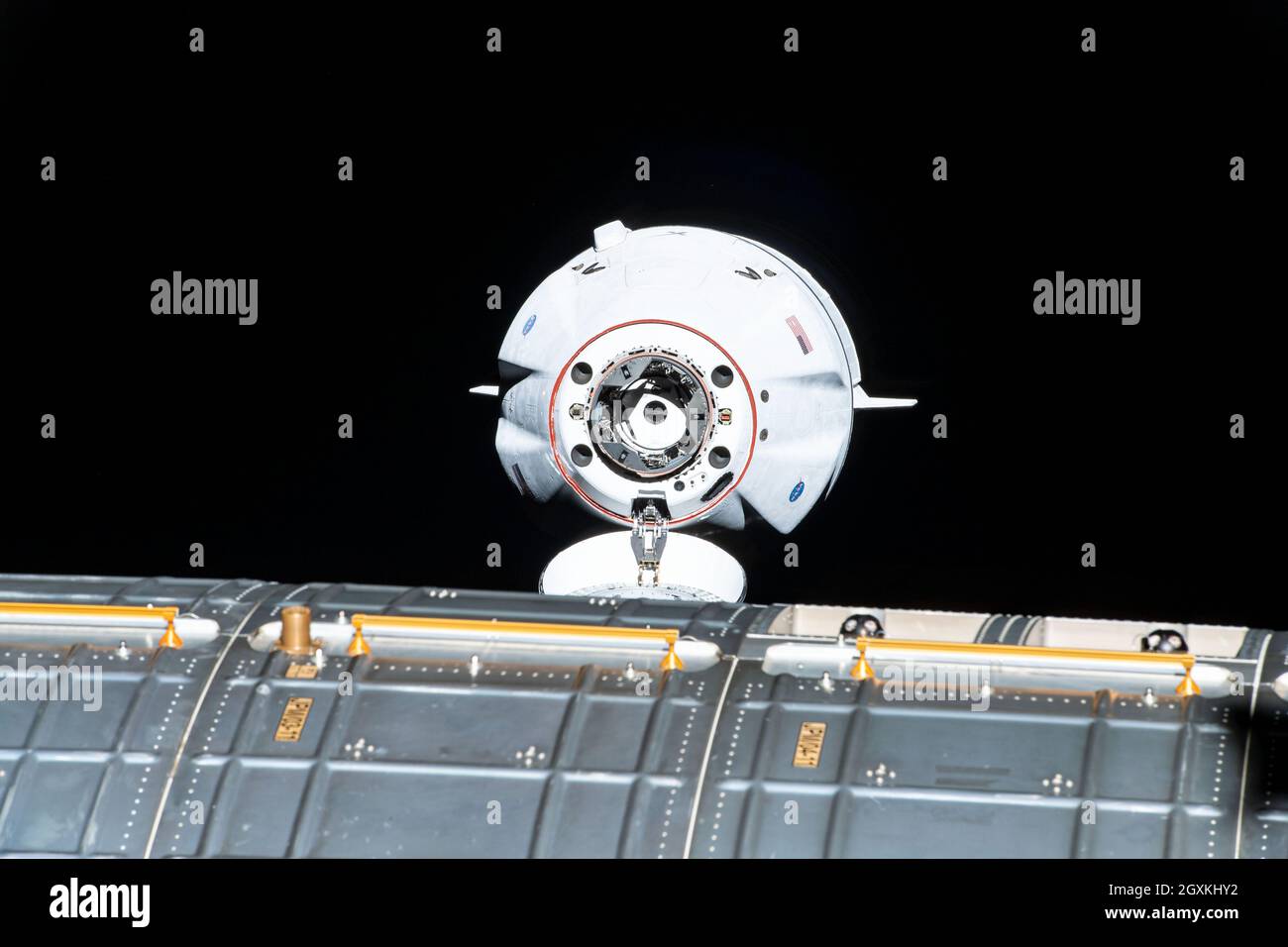 Das SpaceX Cargo Dragon Fahrzeug nähert sich der Internationalen Raumstation für ein autonomes Andocken an den Harmony Modul Forward Docking Adapter 30. August 2021 in Earth Orbit. Stockfoto