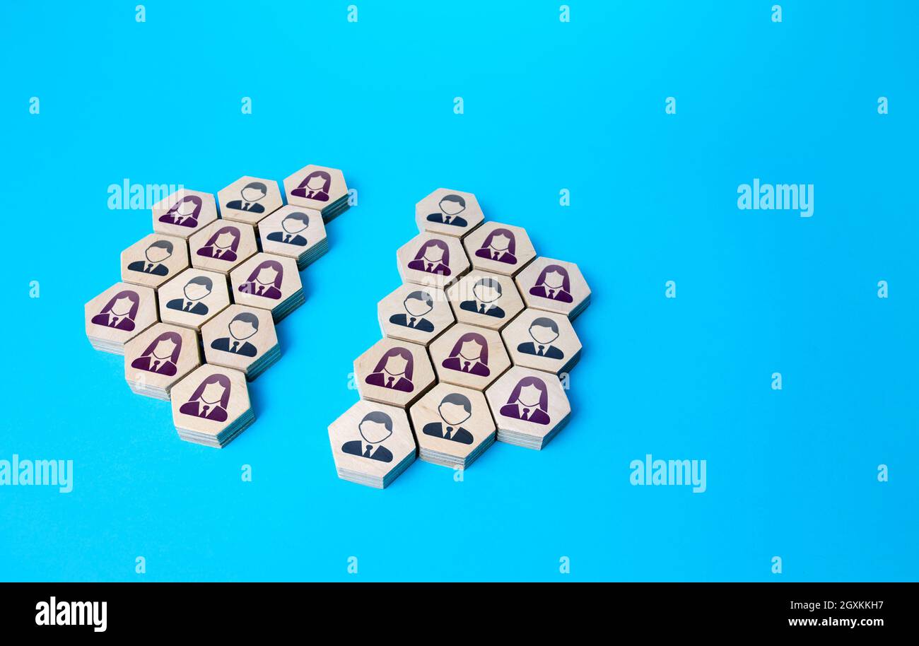 Die Menschen wurden in zwei Gruppen eingeteilt. Community aufgeteilt. Aufteilung in zwei Lager von Meinungen. Verletzung der Integrität. Meinungsverschiedenheiten. Zusammenführen zu einem oder Stockfoto