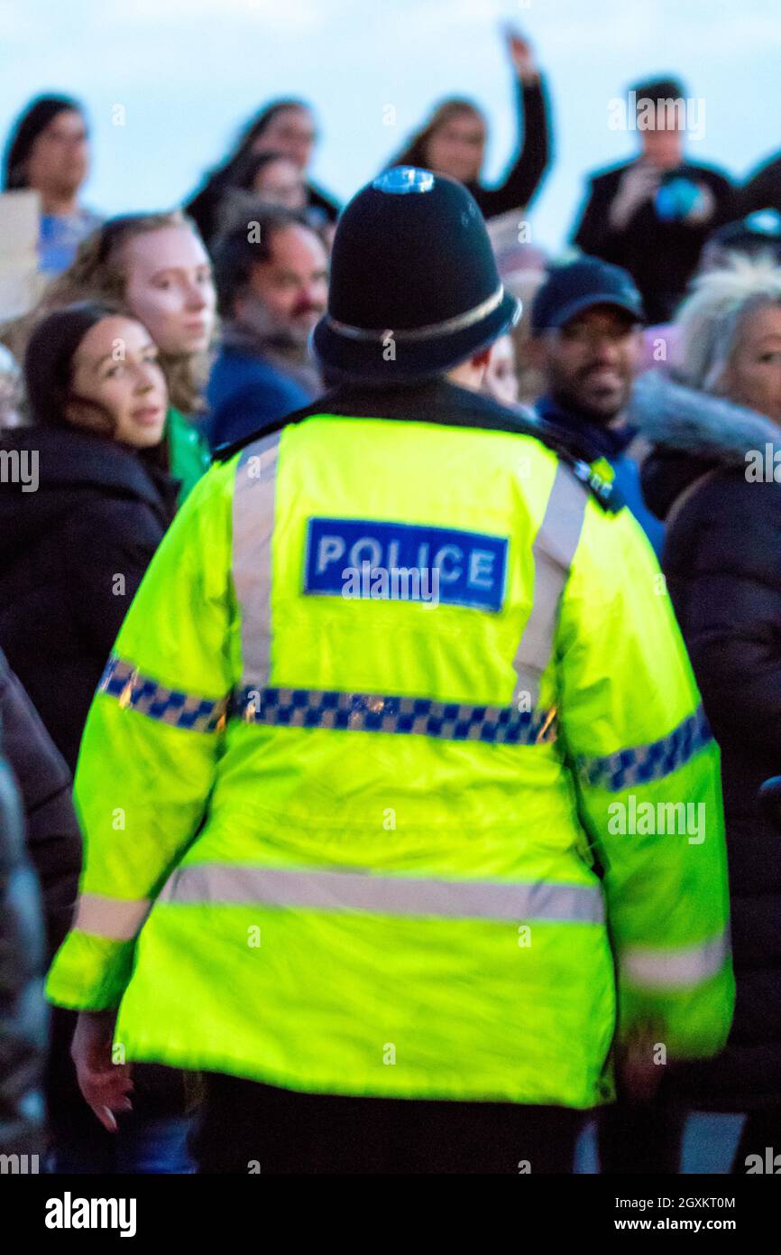Eastbourne, Großbritannien. Oktober 2021. Die Polizei war gezwungen zu handeln, nachdem eine Mahnwache für Sabina Nessa in der Nähe des Pier von Eastbourne durch einen Mann unterbrochen wurde, der sich hinsichtlich der Staatsanbürgerschaft der in Eastbourne verhafteten Person aussprach und wegen ihres Mordes angeklagt war. Kredit: Newspics UK South/Alamy Live Nachrichten Stockfoto