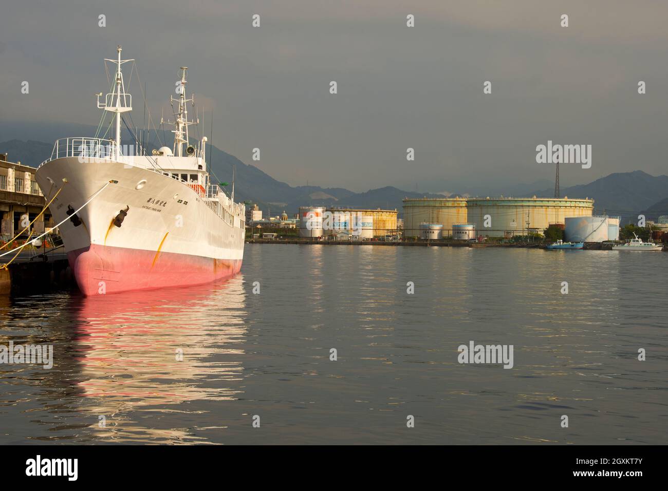 Das Schiff dockte im Shizuoka Hafen, Shizuoka, Japan an Stockfoto