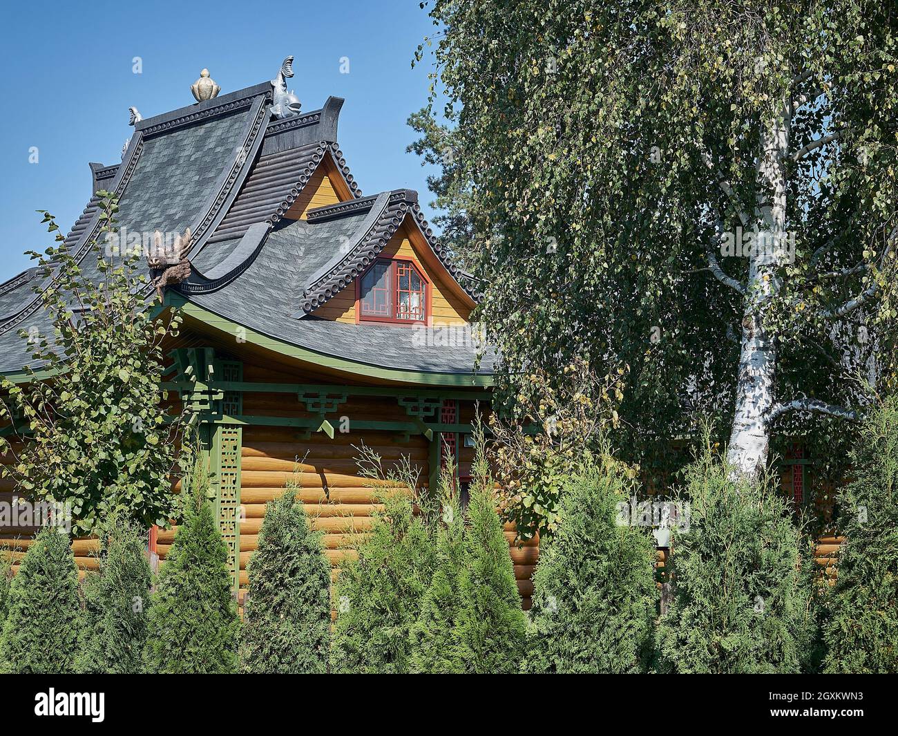 Modernes Haus im Pagodenstil mit Bäumen Stockfoto