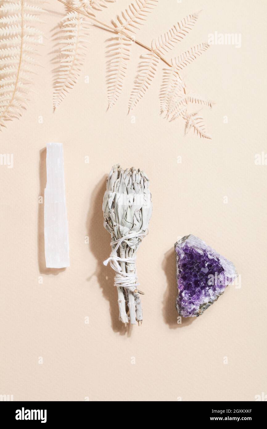 Getrockneter Salbei, Selenit- und Druse-Amethyst, magischer Fels für Ritual, Hexerei, spirituelle Praxis, Meditation. Esoterisches Konzept der Lebensbalance. Stockfoto