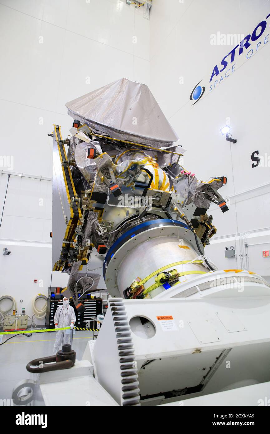 Die NASA-Raumsonde Lucy wird auf einem Drehstand in der Astrotech Space Operations Facility am 1. September 2021 in Titusville, Florida, in die horizontale Position gebracht. Lucy wird über einen geschätzten Zeitraum von 12 Jahren wie nie zuvor die Erforschung von Astroloiden erleben. Stockfoto