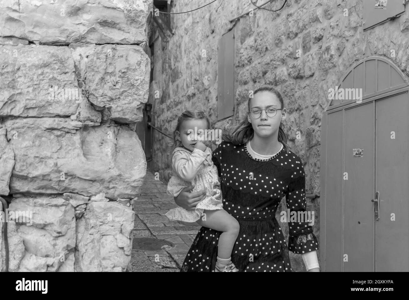 Jüdische Kinder auf der Straße der Altstadt von Jerusalem. Jerusalem während des Schabbat Stockfoto