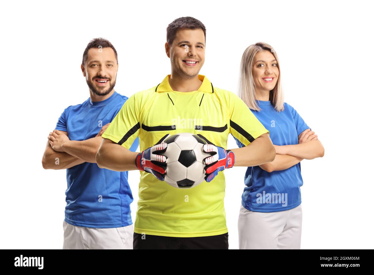 Männliche und weibliche Fußballspieler und ein Torwart zwischen ihnen isoliert auf weißem Hintergrund Stockfoto