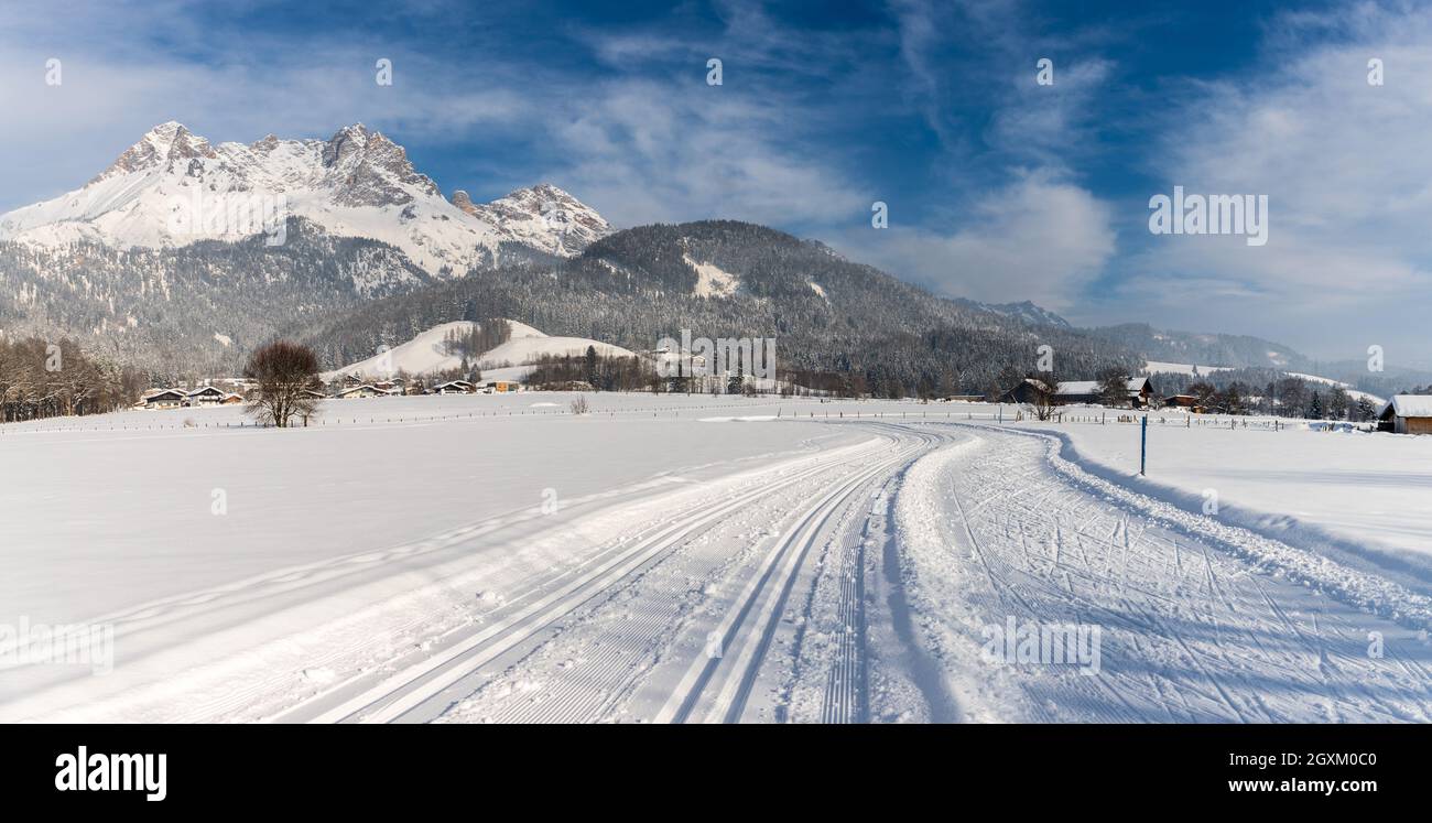 Langlaufloipe in Österreich, wunderschöne Berglandschaft Stockfoto
