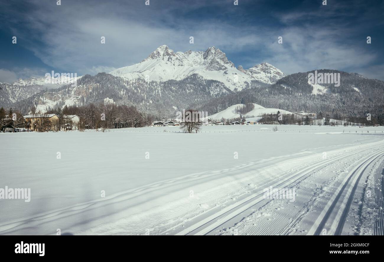 Langlaufloipe in Österreich, wunderschöne Berglandschaft Stockfoto