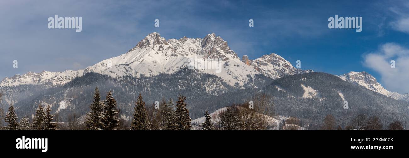 Idyllische Landschaft mit verschneiten Bergen Alpen, Österreich Stockfoto