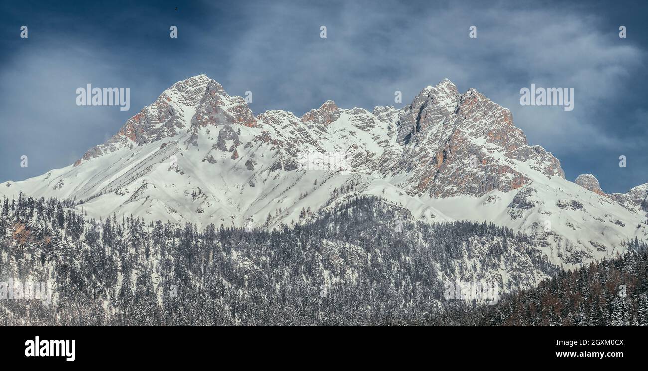 Idyllische Landschaft mit verschneiten Bergen Alpen, Österreich Stockfoto