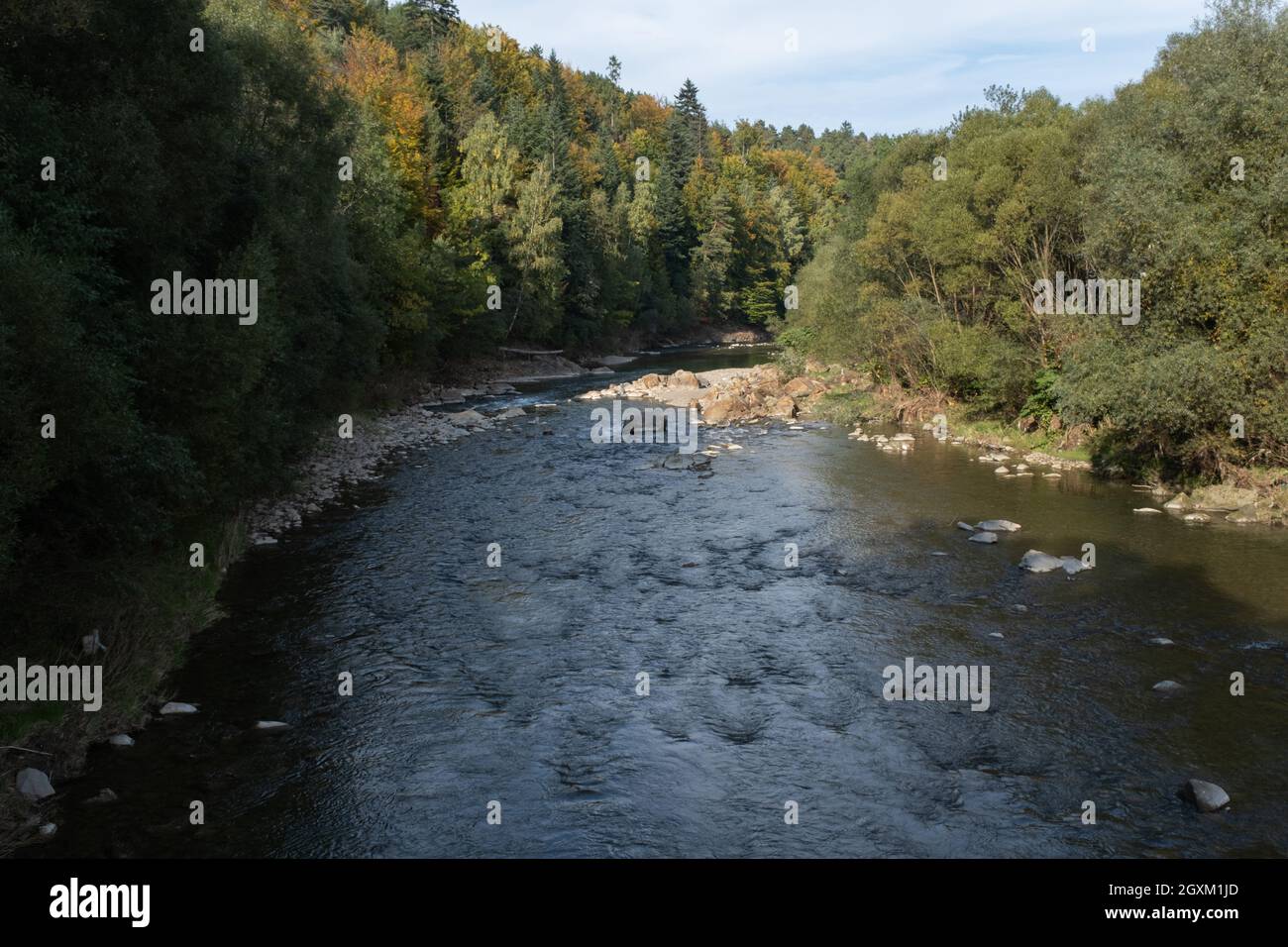 Wegierska Gorka, Polen - 28. September 2021. Brücke auf dem Fluss Sola in Wegierska Gorka (Bulwar). Herbstsonniger Tag. Selektiver Fokus Stockfoto