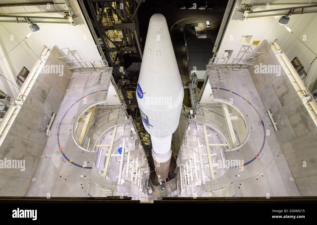 Die United Launch Alliance ATLAS V Rakete mit der NASA Landsat 9 Raumsonde an Bord ist für den Start vorbereitet, da die mobile Trägerplattform am Space Launch Complex 3, Vandenberg Space Force Base, 27. September 2021 in Lompoc, Kalifornien, zurückgerollt wird. Stockfoto