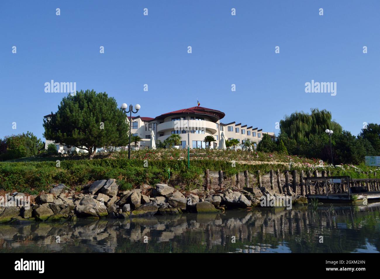Auf den Kanälen des Donaudeltas, zwischen den Vorhängen von Weiden und Schilf finden Sie touristische Pensionen, Orte der Ruhe und Entspannung Stockfoto