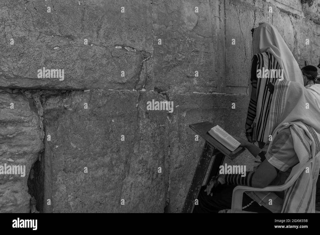 Orthodoxer Jude, der an der Klagemauer in Jerusalem betet. Schwarzweiß-Fotografie Stockfoto