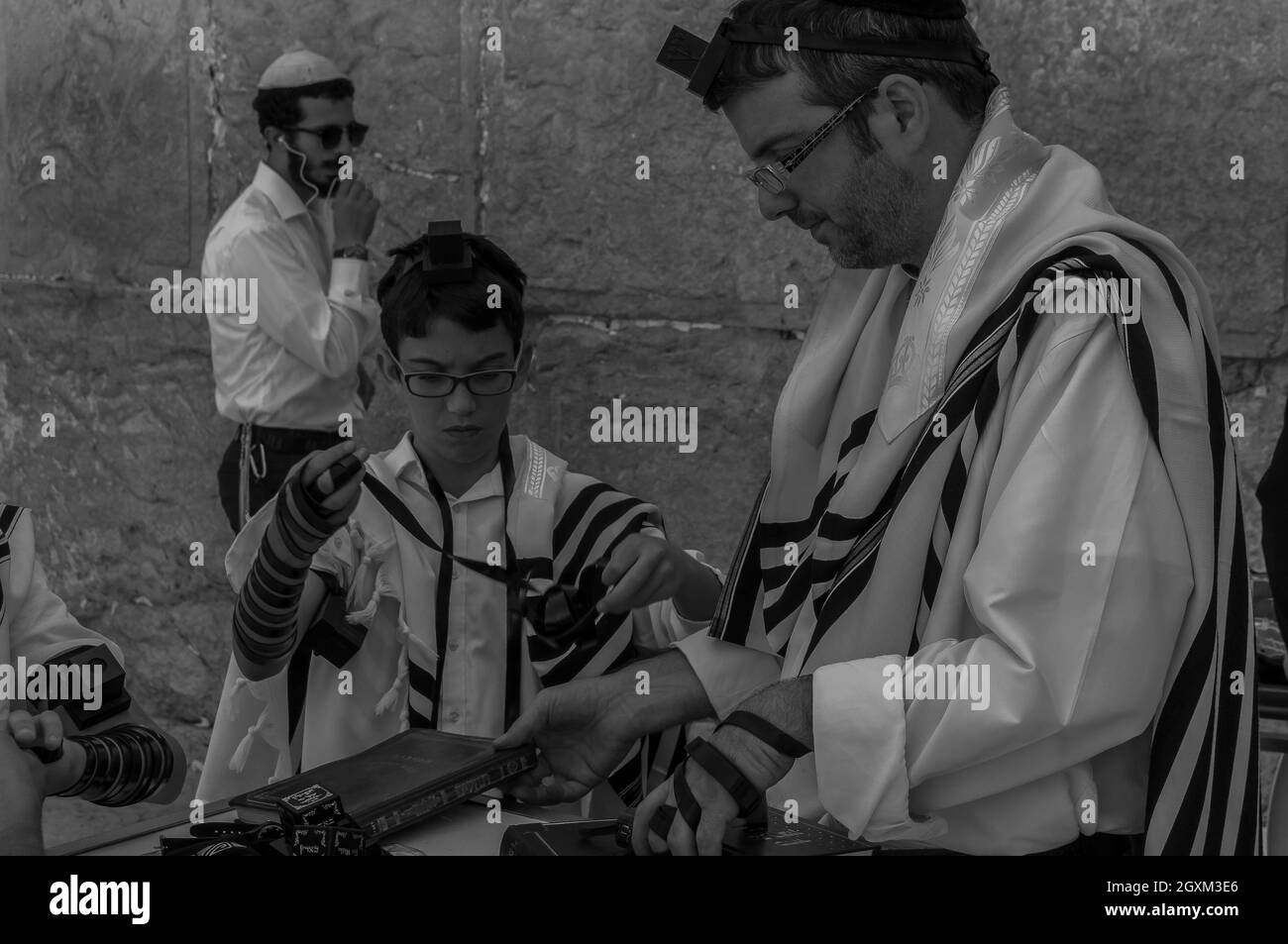 Orthodoxer Jude, der an der Klagemauer in Jerusalem betet. Schwarzweiß-Fotografie Stockfoto