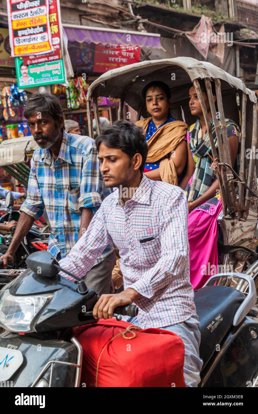 VARANASI, INDIEN - 25. OKTOBER 2016 Straßenverkehr in Varanasi Indien Stockfoto