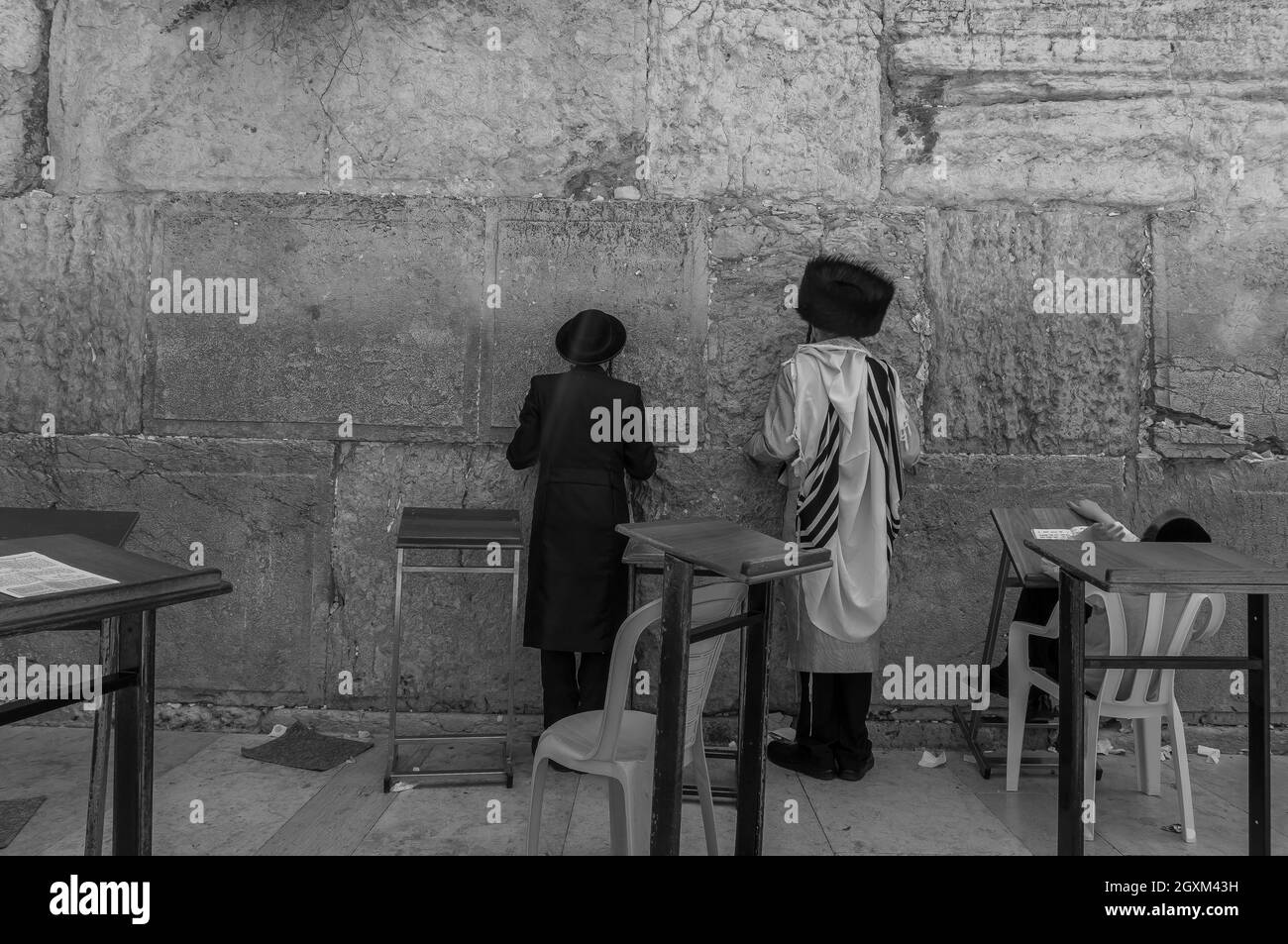 Orthodoxer Jude, der an der Klagemauer in Jerusalem betet. Schwarzweiß-Fotografie Stockfoto