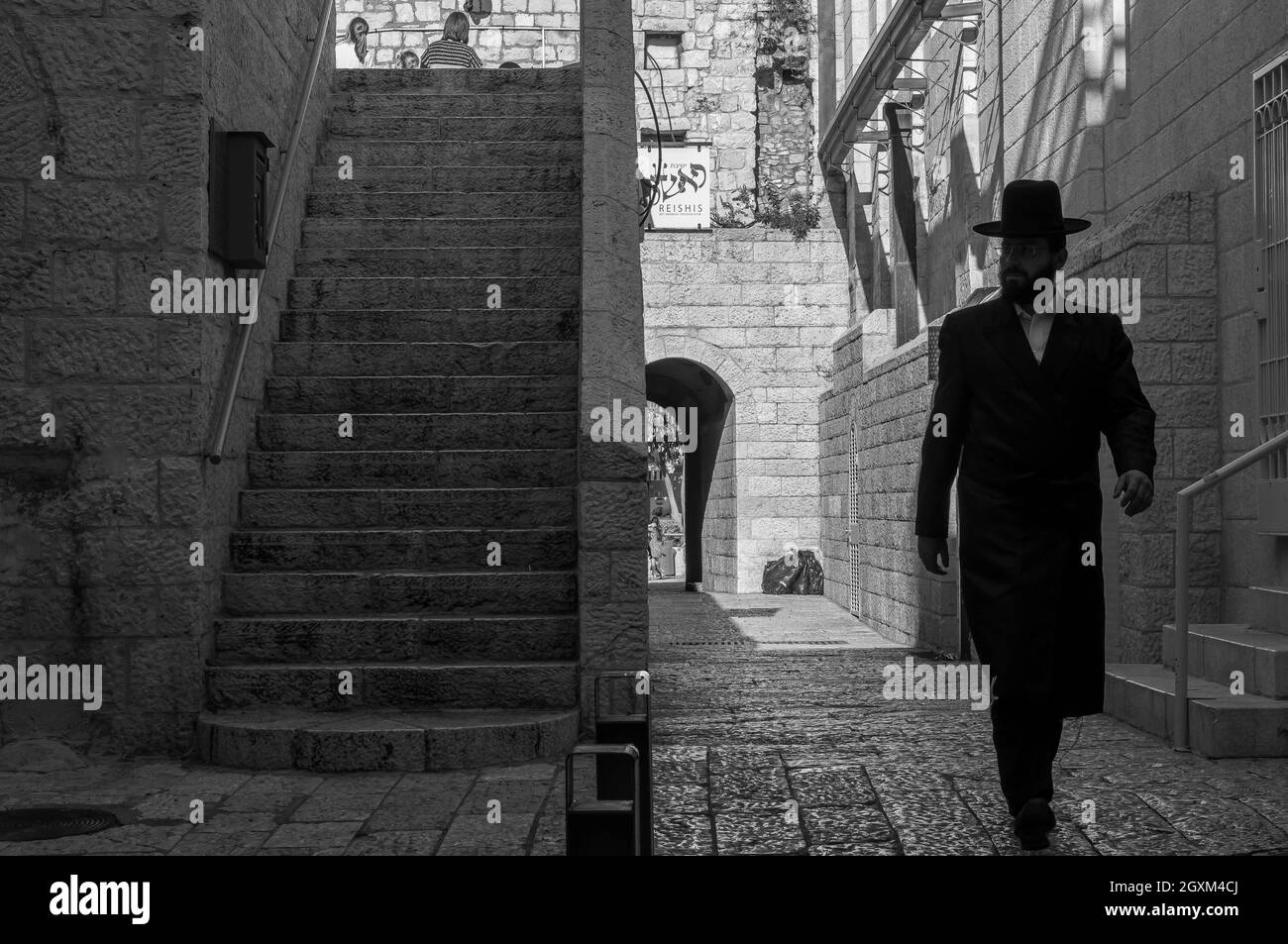 Orthodoxe jüdische Familie in traditioneller Kleidung auf der Straße der Altstadt von Jerusalem. Eine ultra-orthodoxe religiöse jüdische Familie am Sabbattag Stockfoto