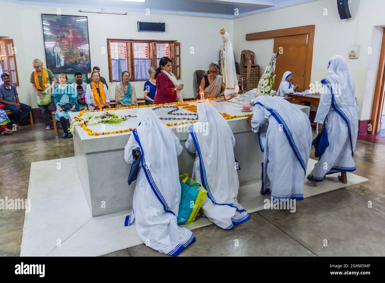 KALKUTTA, INDIEN - 30. OKTOBER 2016: Schwestern der Missionare der Nächstenliebe beten am Grab von Mutter Teresa im Mutterhaus in Kalkutta, Indien. Stockfoto