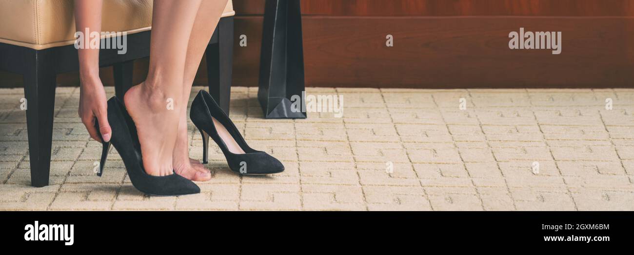 Shoe Shopping Frau versucht auf High Heels Schuhe zu Hause online Kauf Mode Schuhe stilvolle Wildleder Stilettos Kleidung Panorama Banner Header Ernte Stockfoto