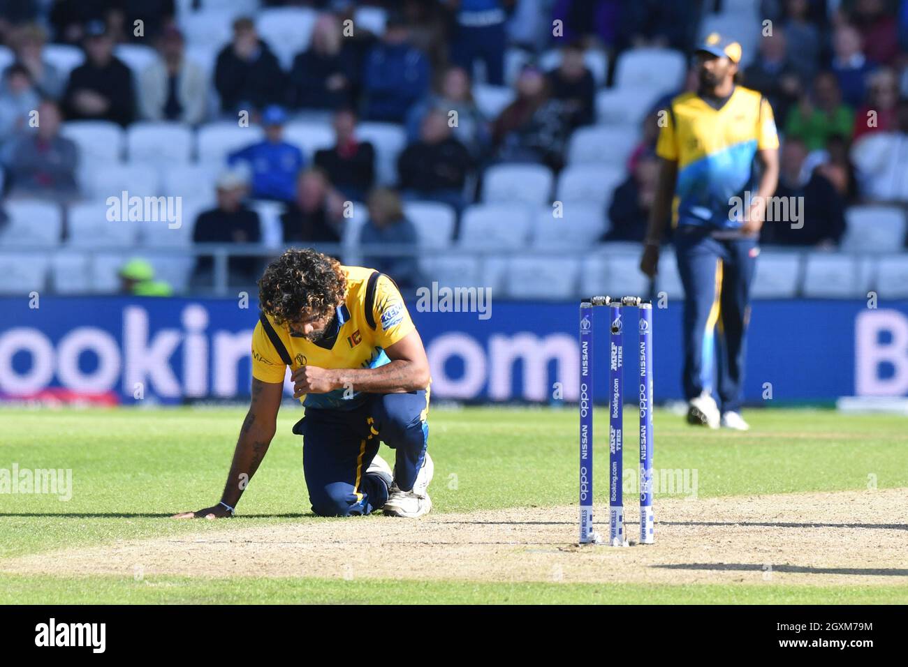 Der Sri-lankische Lasith Malinga reagiert, als der englische Ben Stokes fallen gelassen wird Stockfoto