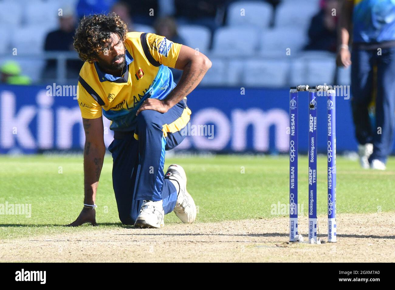 Der Sri-lankische Lasith Malinga reagiert, als der englische Ben Stokes fallen gelassen wird Stockfoto