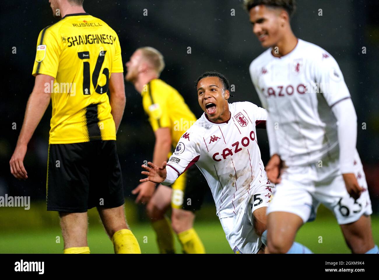 Cameron Archer (Mitte) von Aston Villa feiert das vierte Tor des Spiels seiner Seite während des Papa John's Trophy, Southern Group C-Spiels im Pirelli Stadium, Burton. Bilddatum: Dienstag, 5. Oktober 2021. Stockfoto