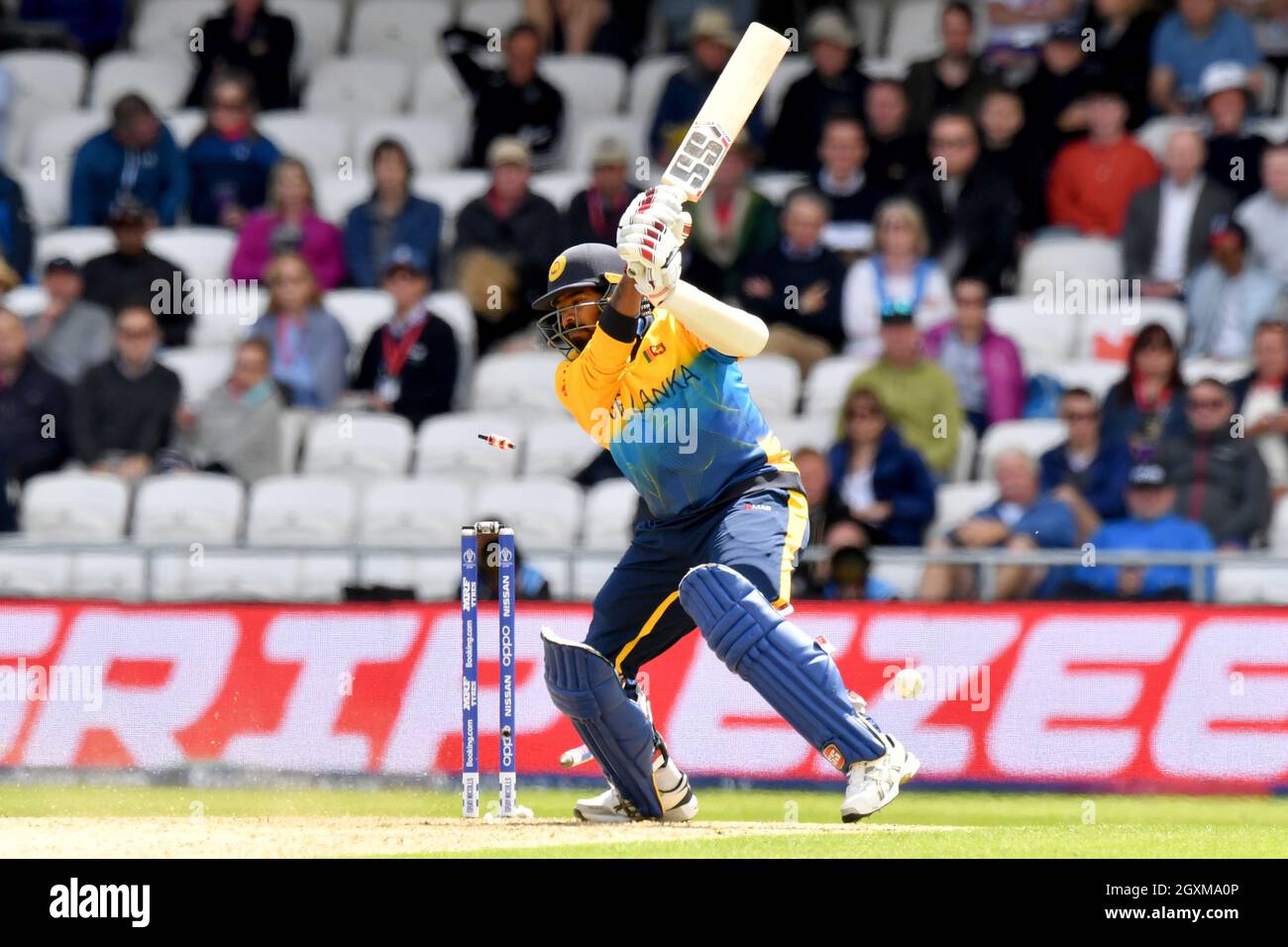 Sri Lankas Lasith Malinga wird von Englands Mark Wood ausgekelt Stockfoto
