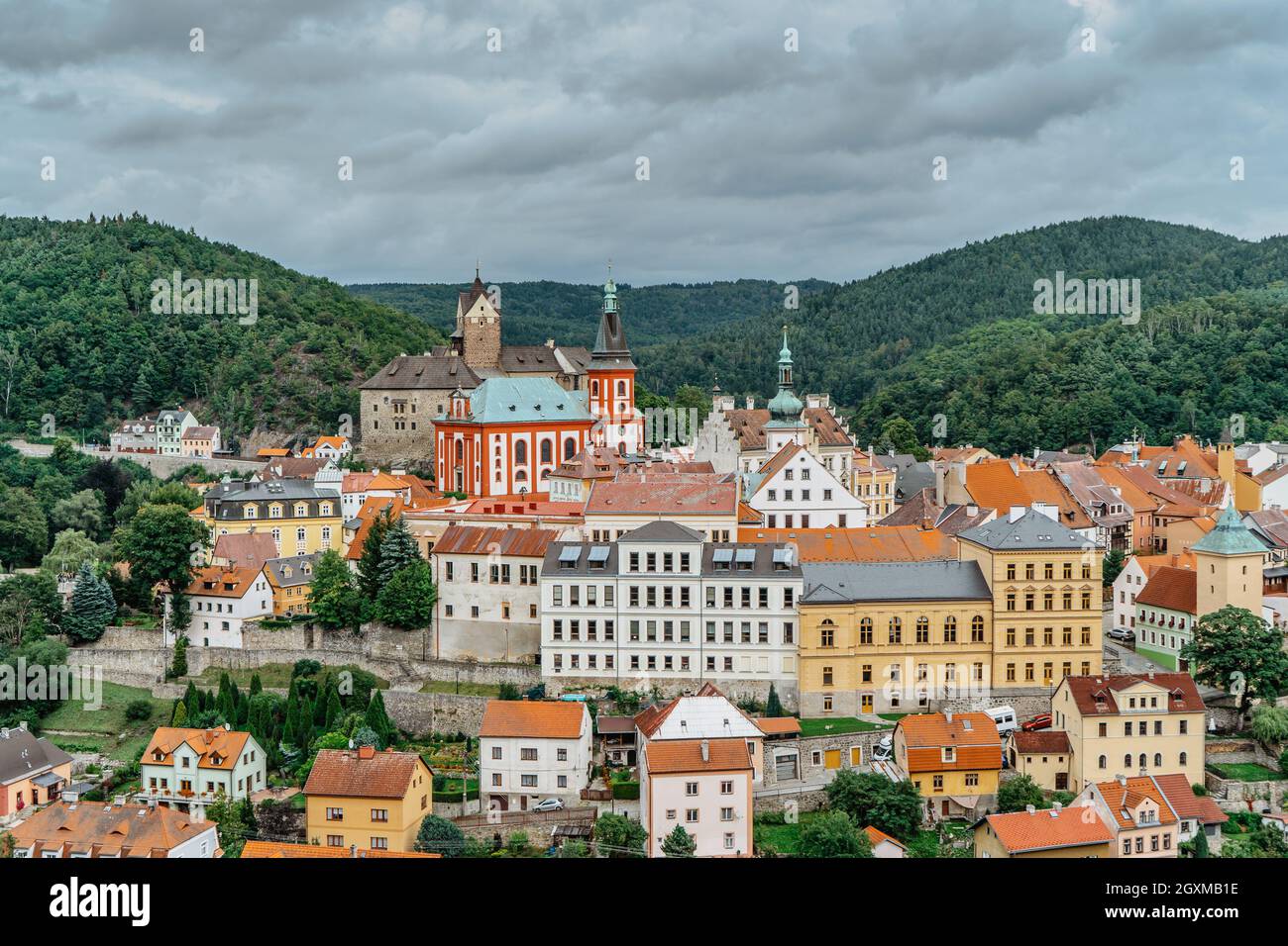Panoramablick auf die berühmte mittelalterliche Stadt Loket, Elbogen, mit bunten Häusern und Steinburg über dem Fluss, Tschechische Republik Stockfoto