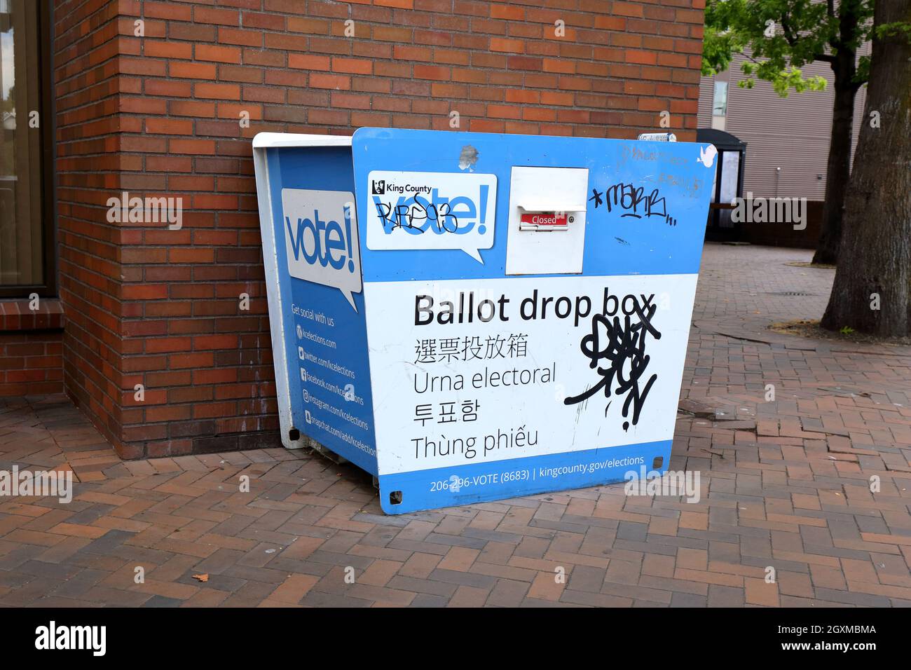 Eine Wahlurne in King County, Washington, die sich in der Nähe des Seattle Central College im Viertel Capitol Hill in Seattle, Washington, befindet. Stockfoto