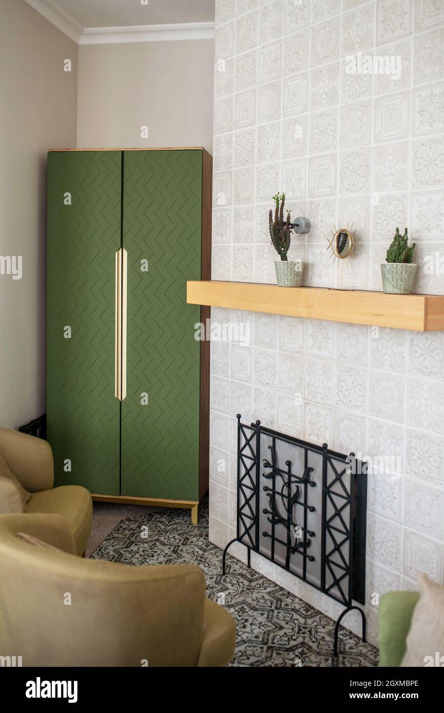 Modernes Wohnzimmer mit schönen Möbeln Stockfoto