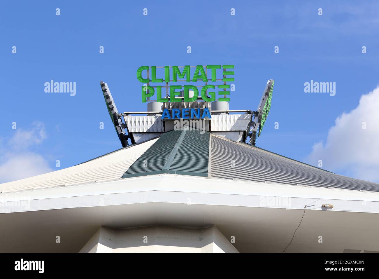 Climate Pledge Arena-Schild am Seattle Center im Viertel Lower Queen Anne in Seattle, Washington. Stockfoto