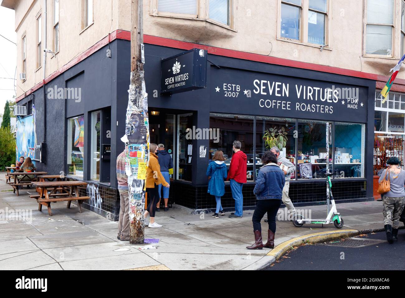 Seven Tugenden Coffee Roaster, 3538 SE Hawthorne Blvd, Portland, Oregon. Außenfassade eines Coffee Shops im Hawthorne District. Stockfoto