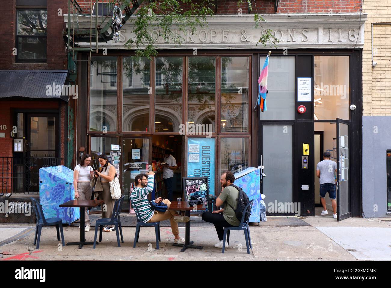 Bluestockings Cooperative, 116 Suffolk St, New York, NYC Schaufenster eines feministischen Buchladens im Besitz eines Arbeiters und eines Gemeinschaftsraums in der Lower East Side Stockfoto