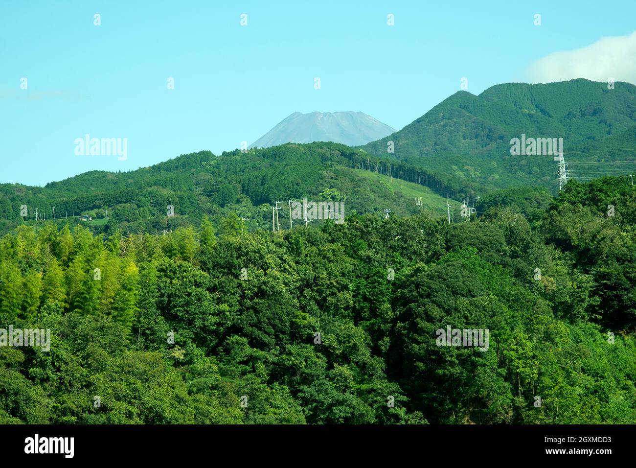 Stromleitungen, die das Gebiet um den Fuji, Japan, durchqueren Stockfoto