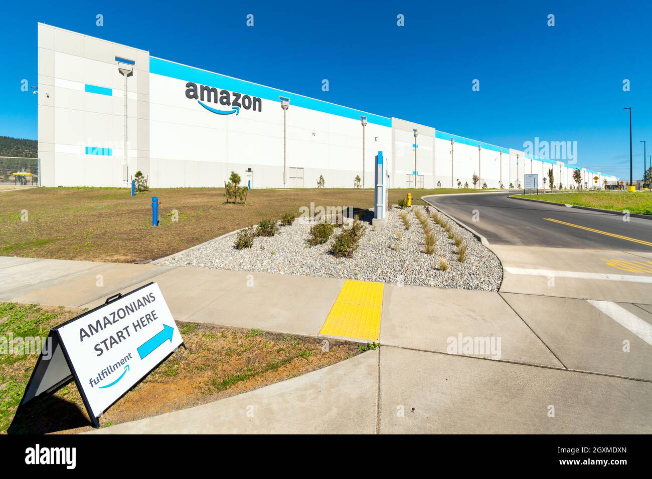 Allgemeine Ansicht des Begrüßungszeichens und des Gebäudes des Amazon-Versandzentrums im Spokane Valley, Washington, USA, am 4 2021. Oktober. Stockfoto