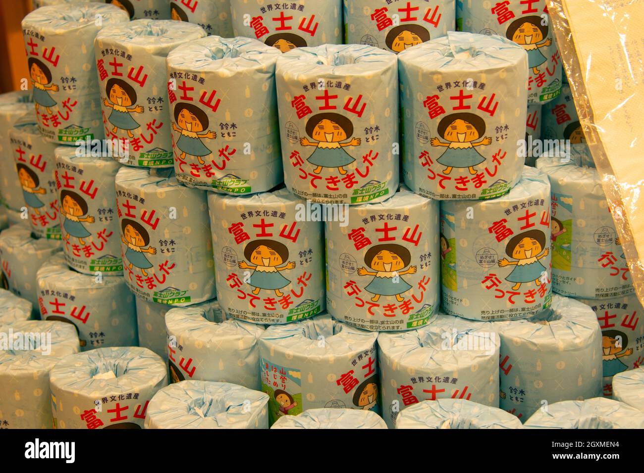 Individuell verpacktes japanisches Toilettenpapier mit einem Manga im Fuji-Stil, Japan Stockfoto