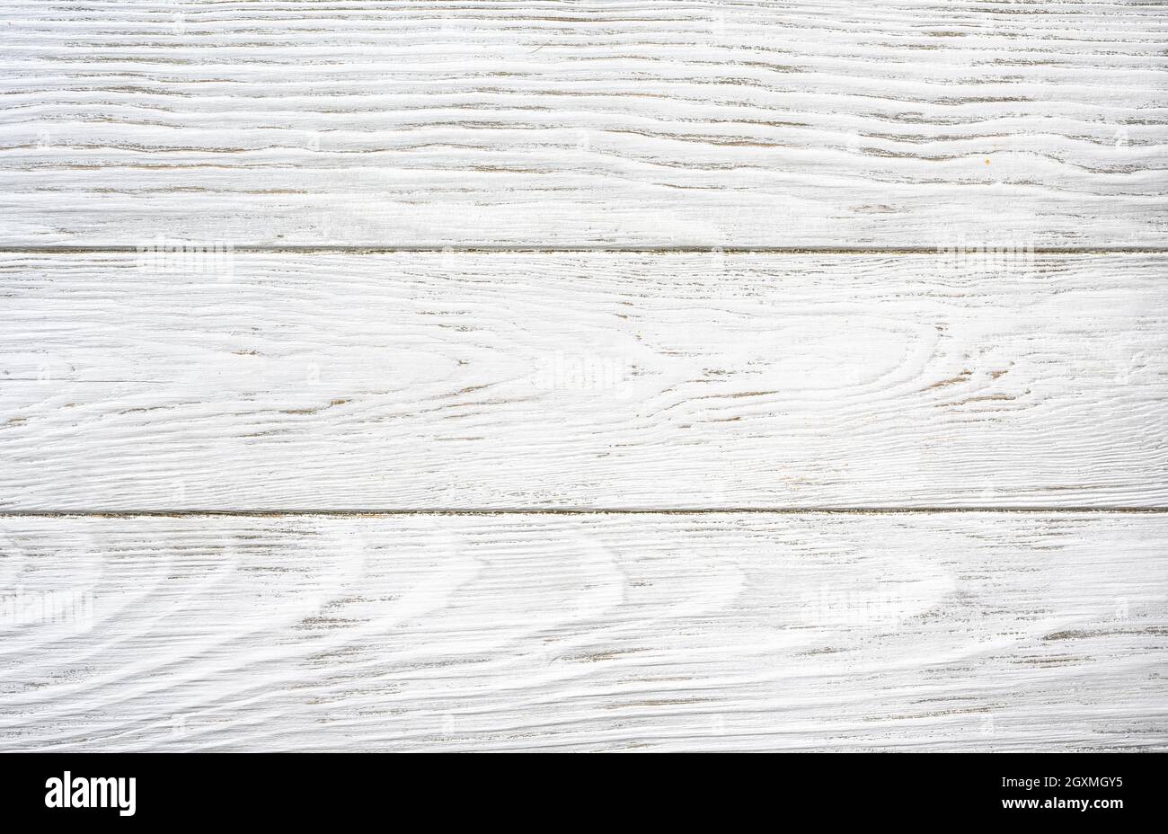 Weißer Holztisch, Draufsicht für texturierten Hintergrund. Bemalte alte Scheunenbretter, hölzerne Vintage-Oberfläche mit Naturmuster. Horizontale raue Planken für Stockfoto