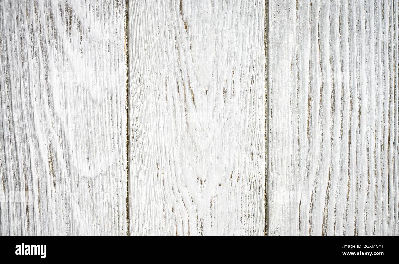 Holzstruktur Hintergrund, Draufsicht auf leeren hellen Holztisch. Vertikale weiße raue Planken von Zaun oder Wand für rustikale Tapeten. Alte Scheunenboa gestrichen Stockfoto